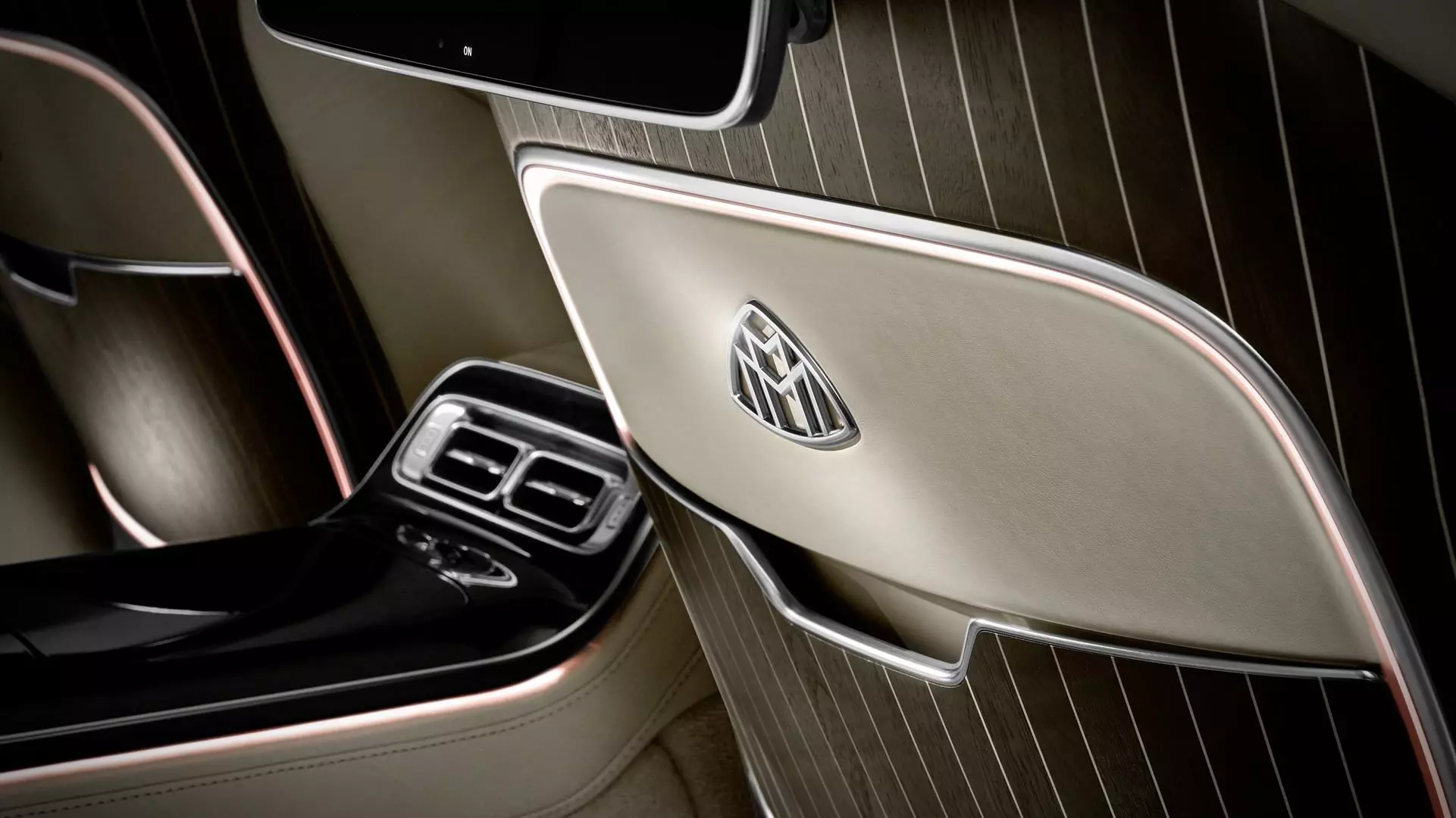 logo-hang-ghe-sau-xe-Mercedes-Maybach-S-Class-2021-muaxegiatot-vn