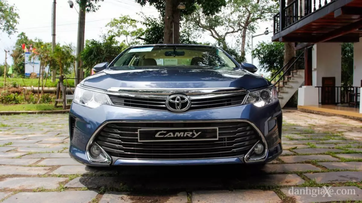 Toyota Camry 2015 và Mazda 6 2014