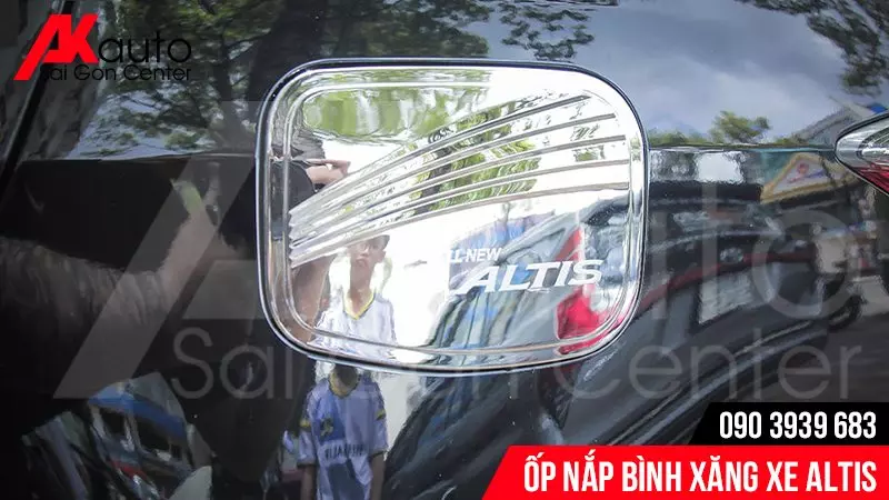 ốp nắp bình xăng xe Altis