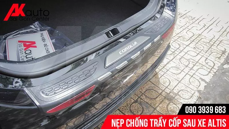 Nẹp chống trầy cốp sau xe Altis dập nổi logo đẹp mắt