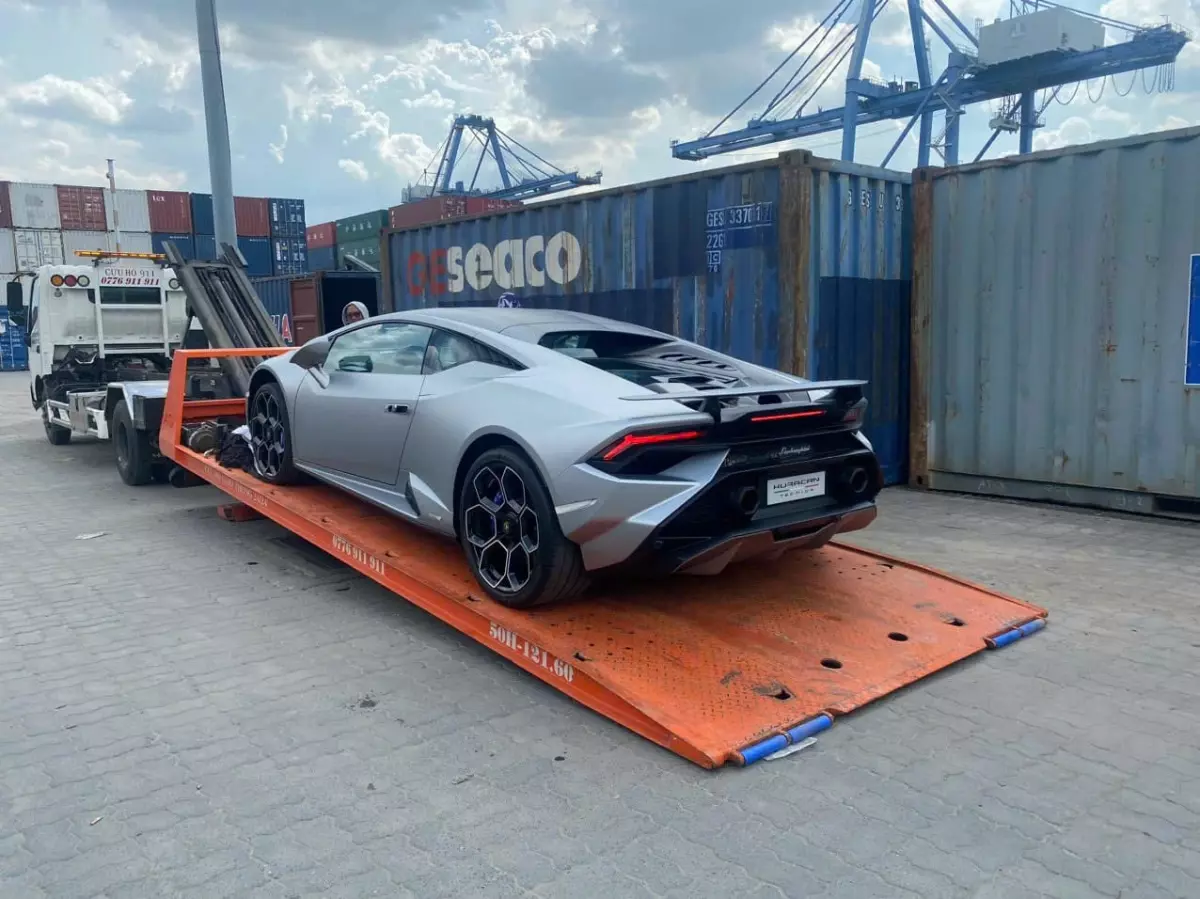 Lamborghini Huracan Tecnica mới về cảng ở Việt Nam. Ảnh: Phạm Long