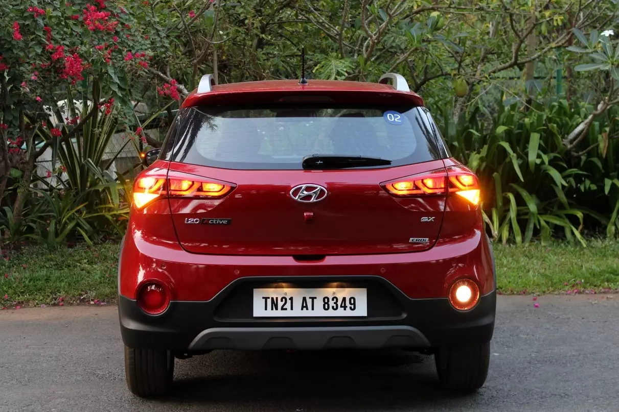 Ngoại thất Hyundai i20 Active 2015