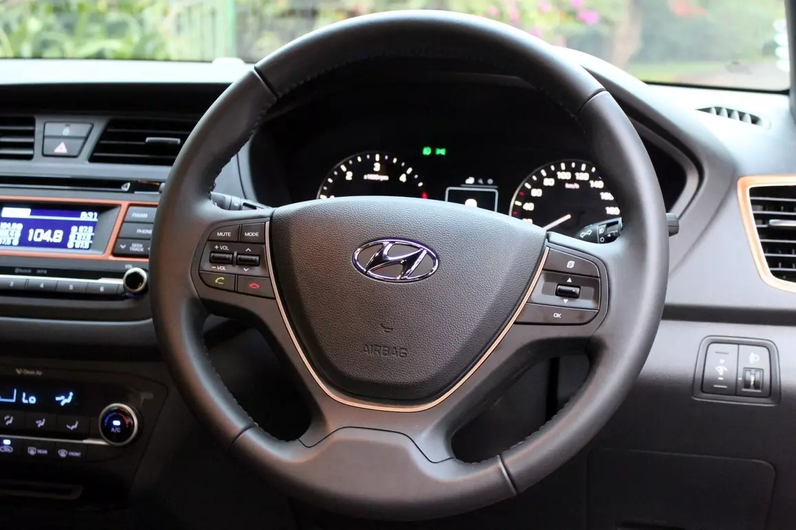 Ngoại thất Hyundai i20 Active 2015