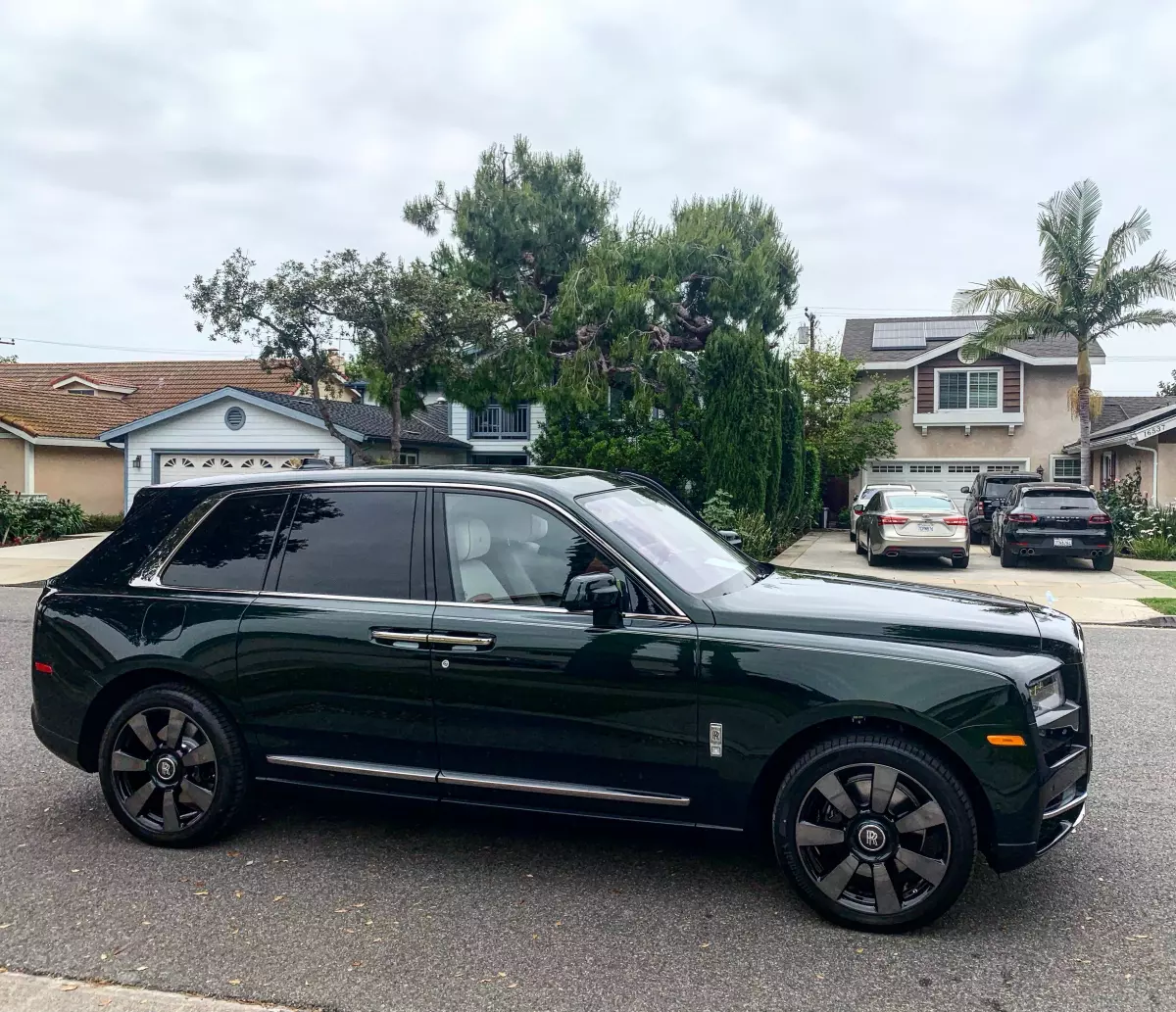 Rolls-Royce Cullinan màu ngọc lục bảo bắt mắt