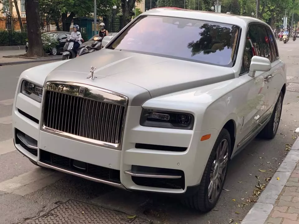 Chiếc Rolls-Royce về Việt Nam tháng 05/2019 với ngoại thất trắng và nắp capo màu bạc.