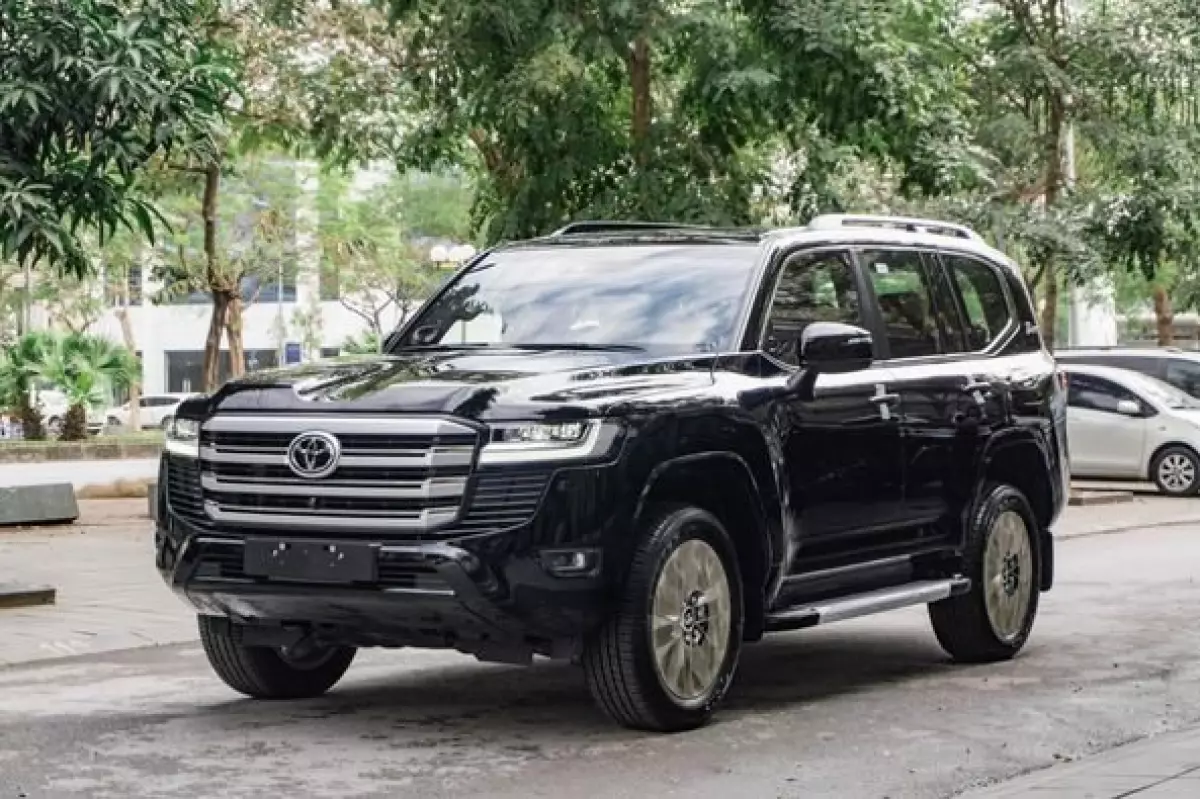 Toyota Land Cruiser 2022 bán kèm "lạc" 1,3 tỷ đồng, đơn đặt hàng vẫn kín hết năm