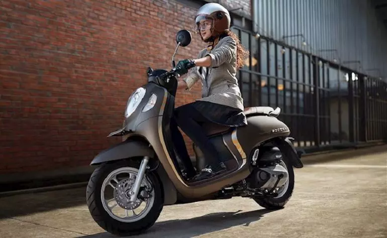 Honda Scoopy nhập khẩu ghi điểm với thiết kế nổi bật, tiêu hao ít nhiên liệu.