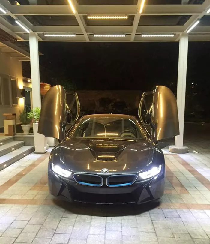 Muốn biết giá của siêu xe BMW i8 tại Việt Nam?