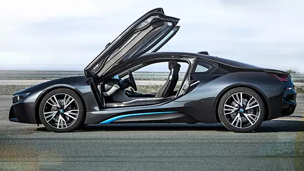 Muốn biết giá của siêu xe BMW i8 tại Việt Nam?