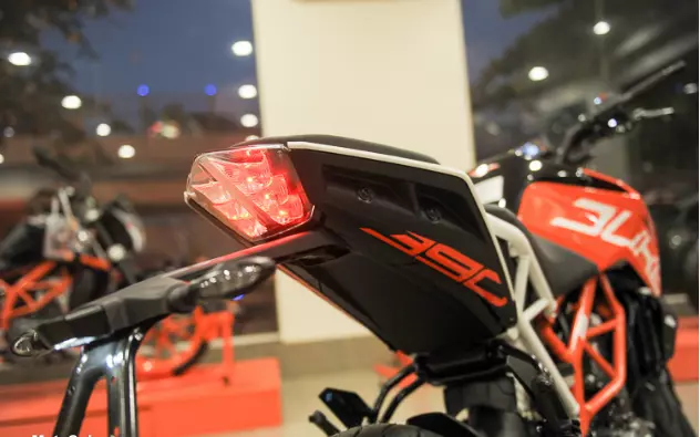 Thiết kế đèn xe của KTM Duke 390 có sự độc đáo hơn hẳn so với phiên bản cũ