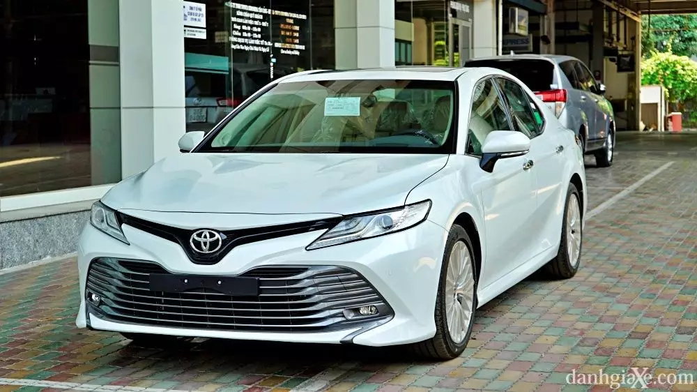 Mặt sau Toyota Camry 2021