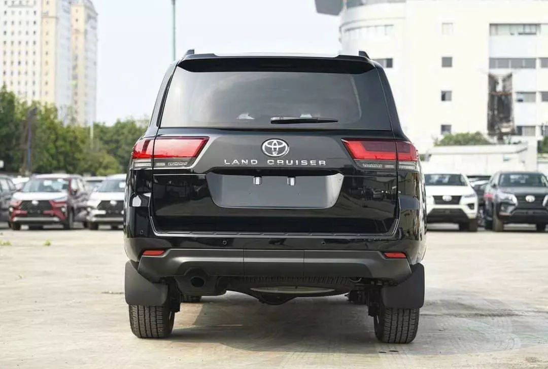 Đuôi xe Toyota Land Cruiser 2023