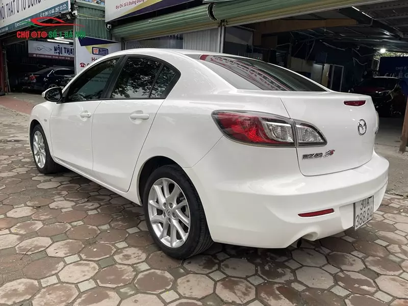 Phía sau xe ô tô cũ Mazda 3s 2014