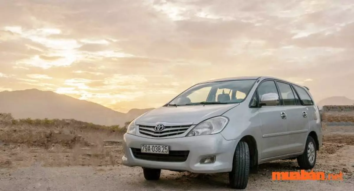 Toyota Innova cũ màu bạc