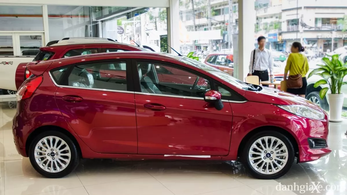 Ford Fiesta 2016 màu đỏ