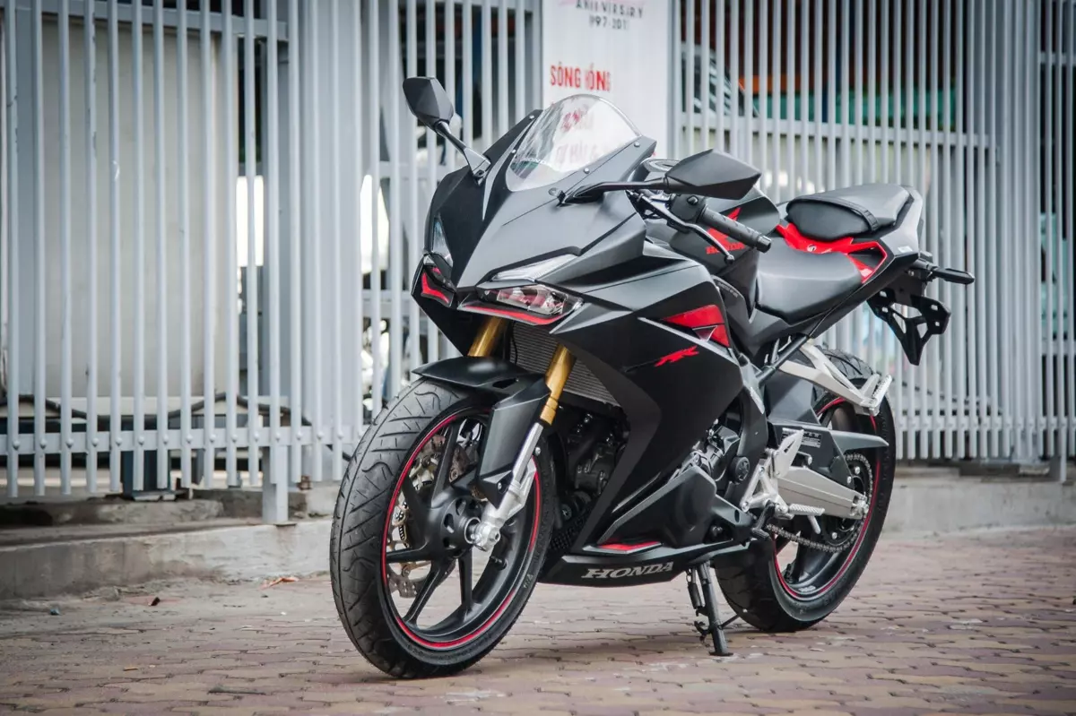 CBR250RR 2016: Thiết kế thể thao, động cơ mạnh mẽ.