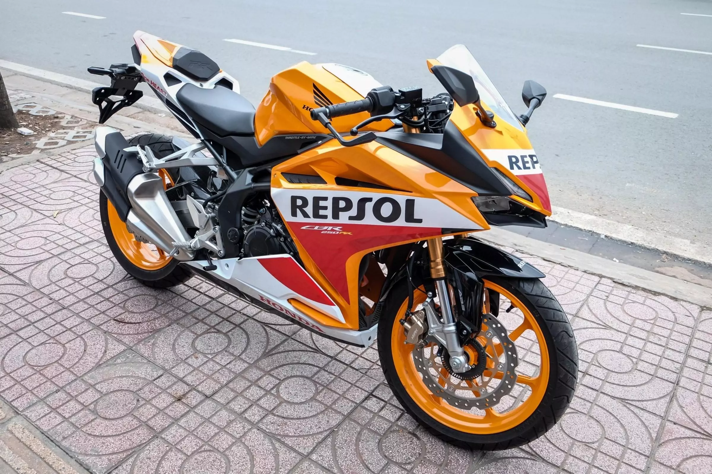 CBR250RR 2018: Thêm màu trắng Pearl Glare White thanh lịch.