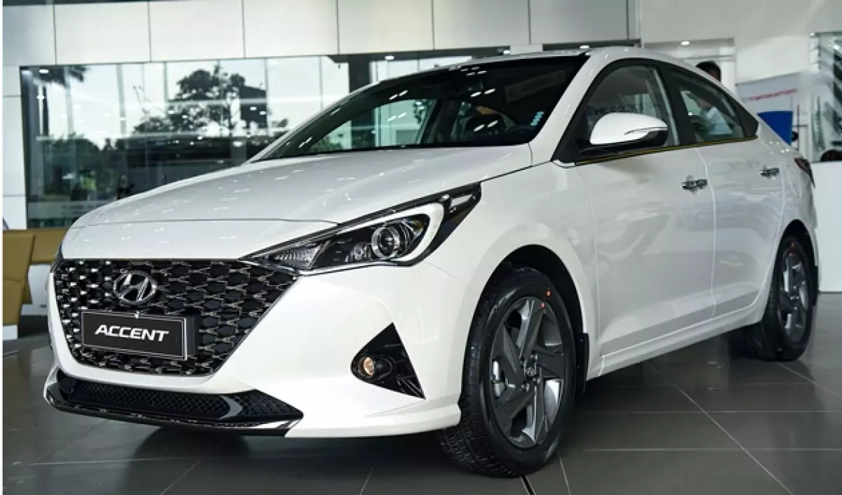 Ngoại thất xe Hyundai Accent 2021 màu đỏ, nổi bật với thiết kế thể thao, hiện đại.