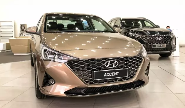 Nội thất xe Hyundai Accent 2021 với gam màu đen sang trọng, trang bị nhiều tiện nghi hiện đại.