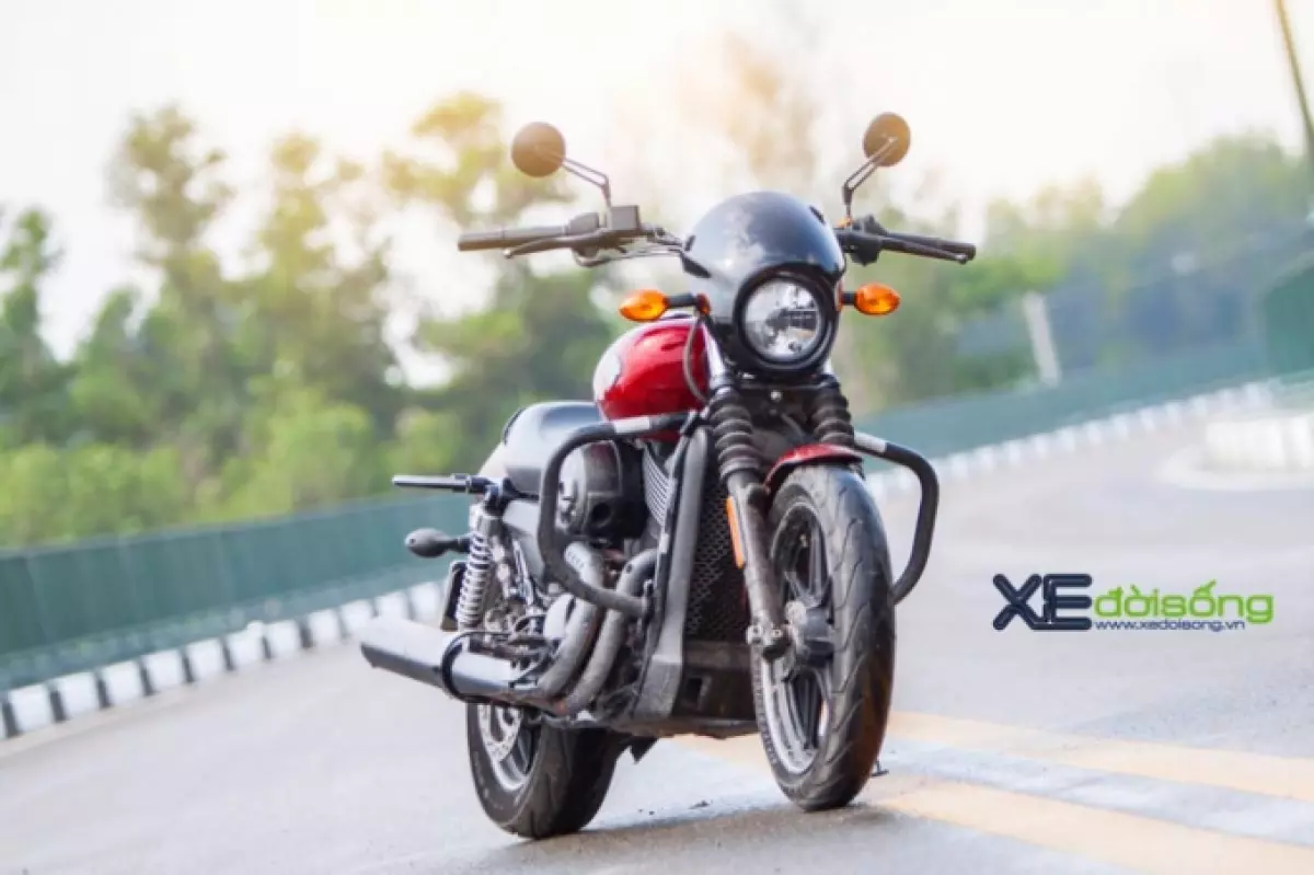 Harley-Davidson Street 750 màu đen đang chạy trên đường nhựa.