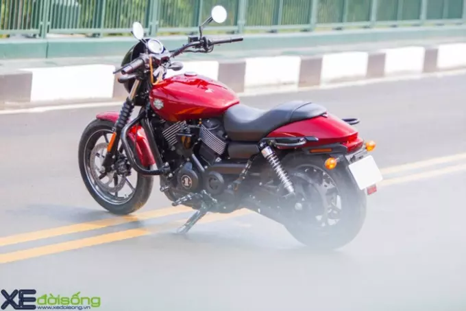 Harley-Davidson Street 750 màu đen nhìn từ phía trước.