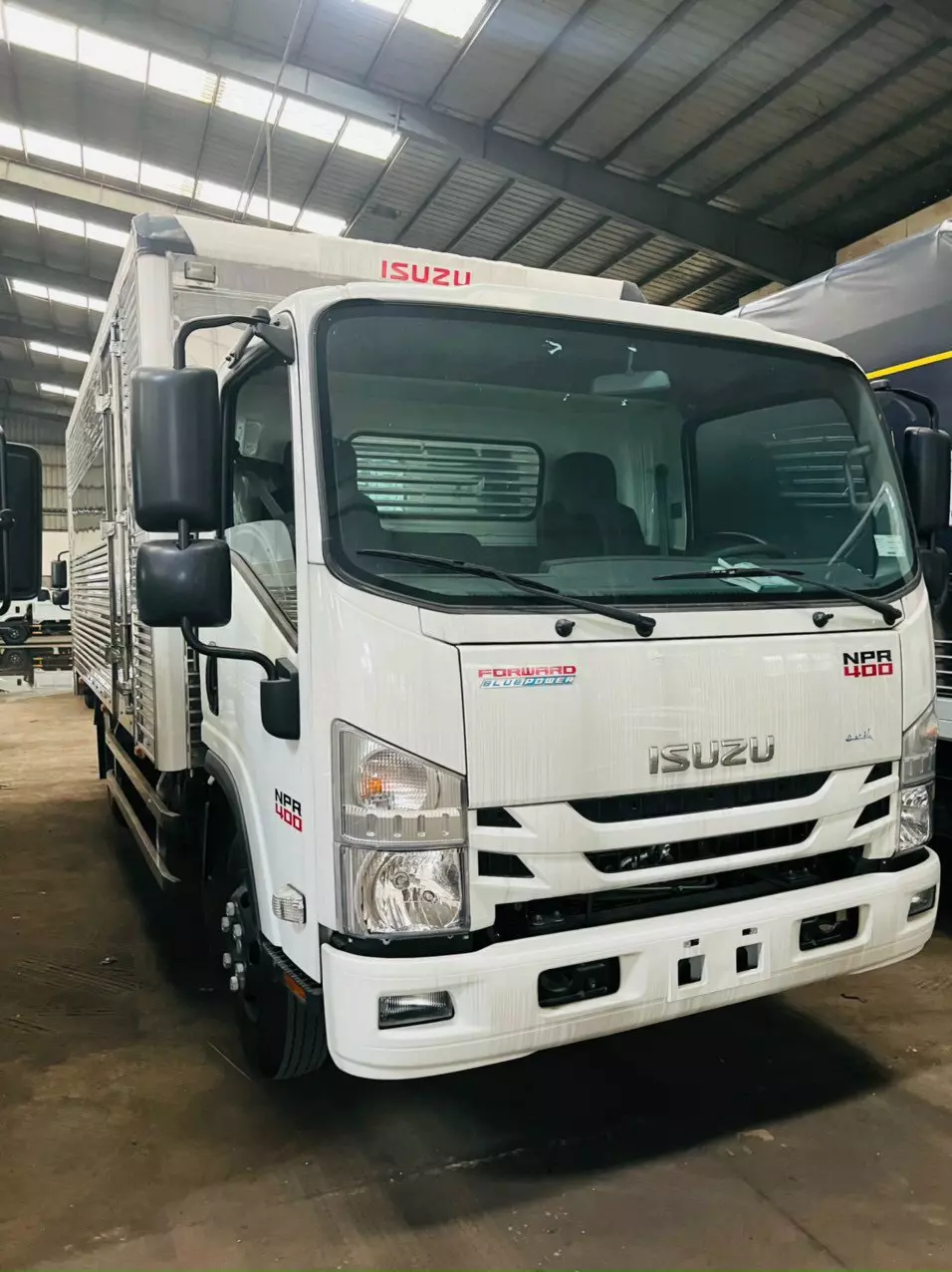 Xe tải Isuzu 3.5 tấn thùng kín bảo vệ hàng hóa khỏi tác động của thời tiết