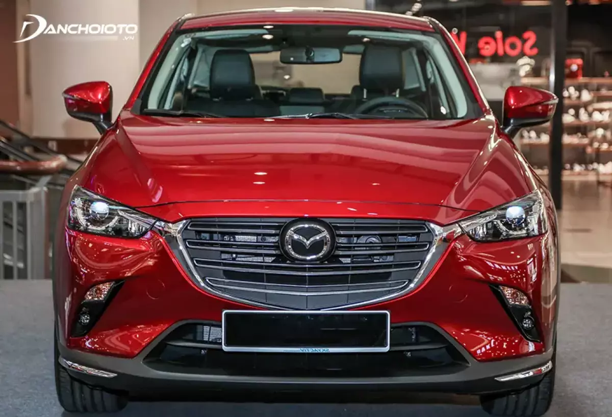 Đầu xe Mazda CX-3 2023 nổi bật với mặt ca lăng mở lớn mạ chrome sáng bóng