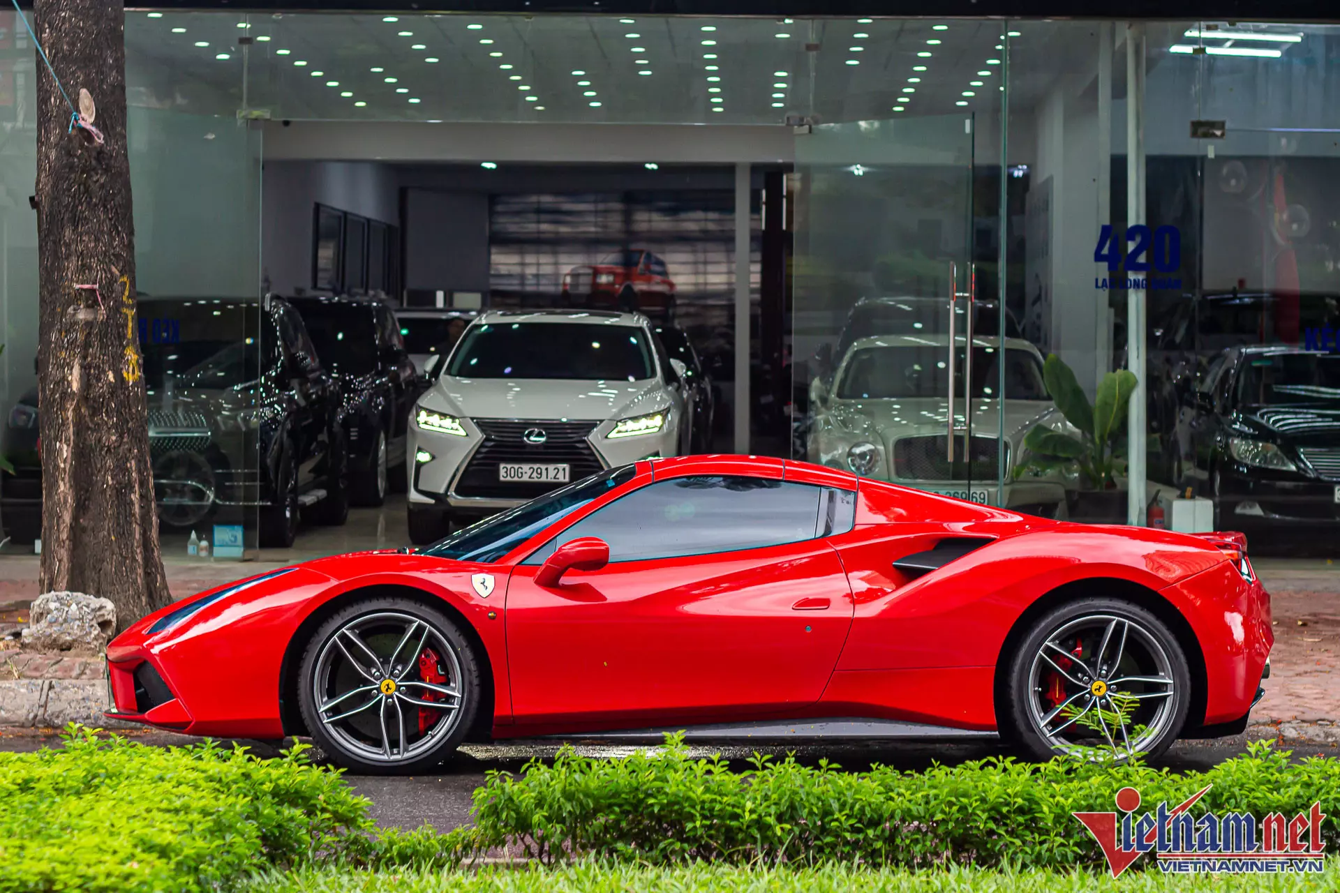 Gặp lại siêu xe Ferrari 488 Spider một thời gắn bó với Cường Đô la