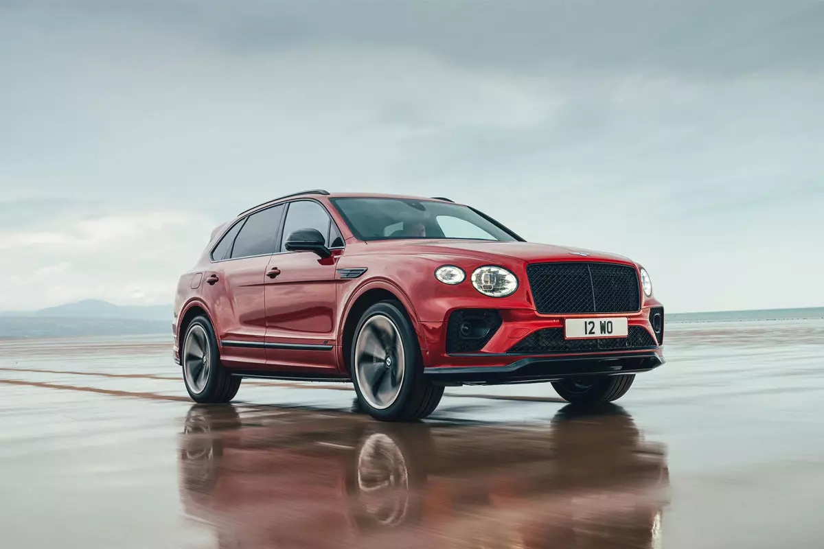 Nội thất Bentayga S 2022 với khoang cabin rộng.