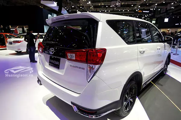 Khoang nội thất rộng rãi của Toyota Innova 2022