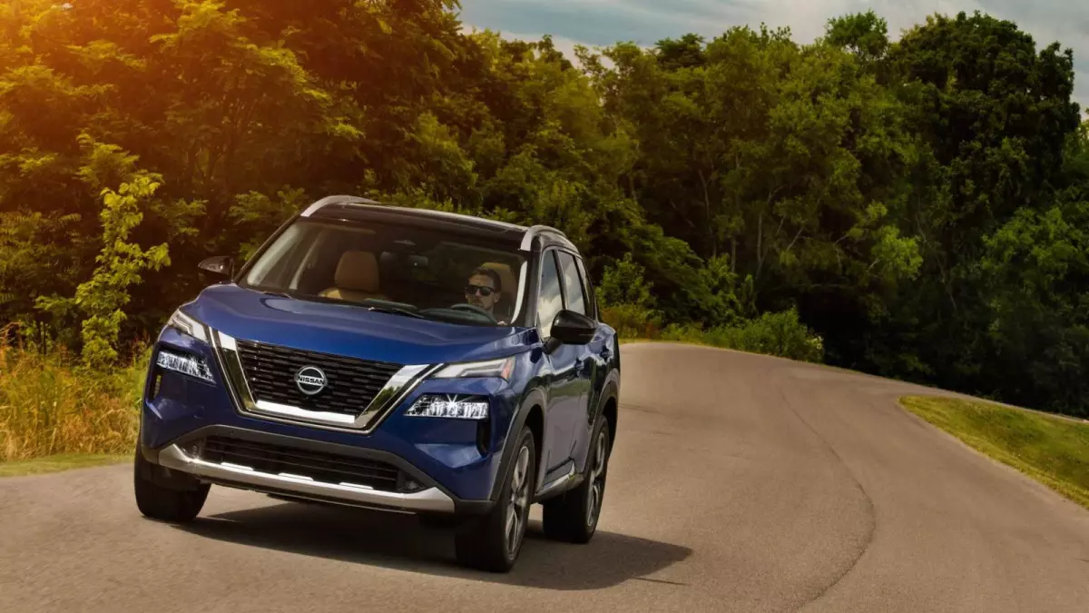 Hình ảnh xe Nissan X-Trail 2021 chạy thử nghiệm trên đường.