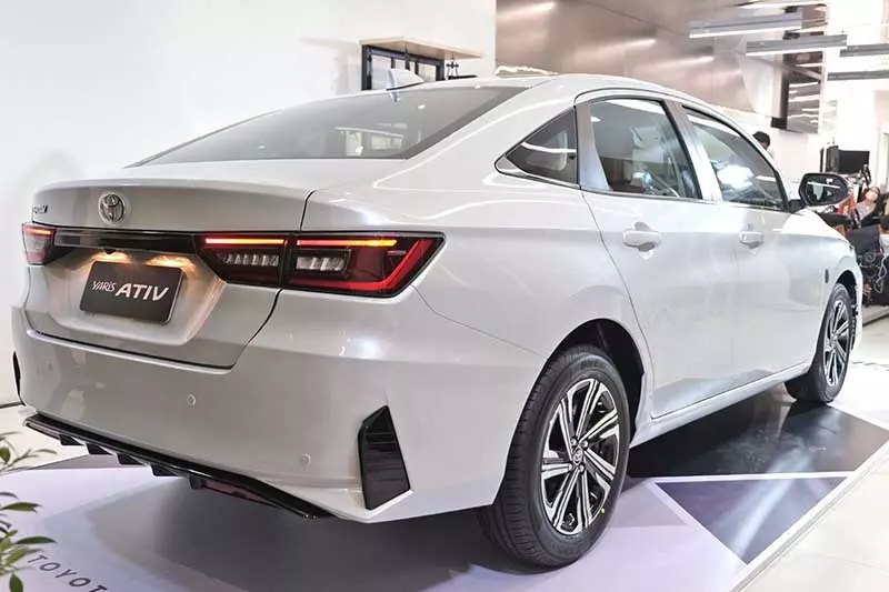 Nhiều khách hàng nhận xét rằng thiết kế đèn hậu mới của Vios 2023 khá giống với đối thủ Honda City 2023.