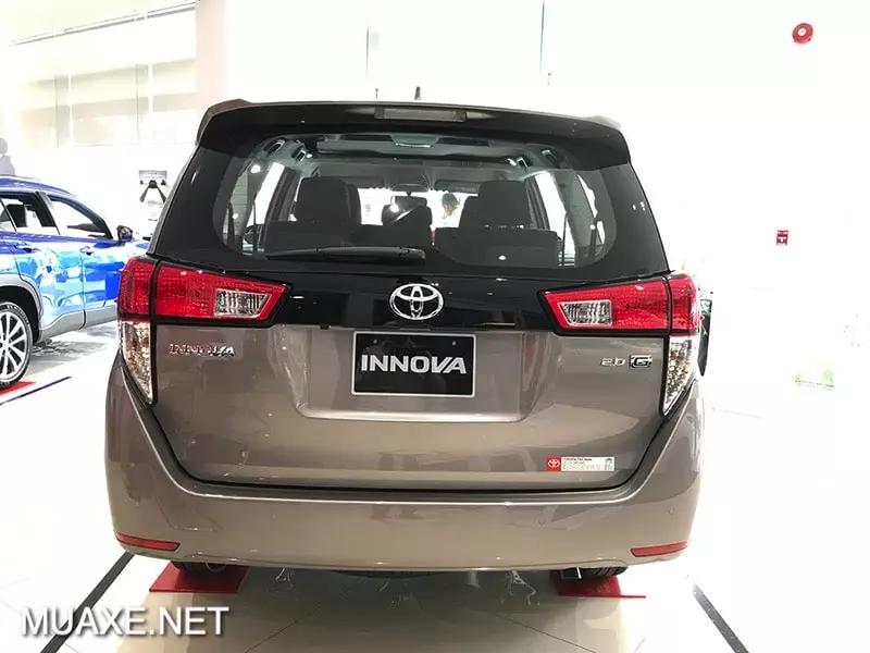 Đuôi xe toyota innova g 2021