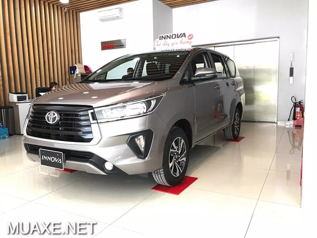 Hình ảnh phần đầu xe Toyota Innova E 2022