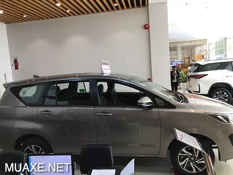 Khoang nội thất xe Toyota Innova E 2022